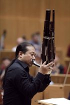 Chinesische Sheng-Spieler Wu Wei gastiert in Begleitungder Bamberger Symphoniker-Bayerische Staatsphilharmonie unter der Leitung des tschechischen Dirigenten Jakub Hrůša in der Philharmonie Köln (&copy; Thomas Brill)